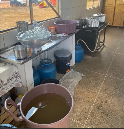 gua barrenta teria sido usada para lavar louas na escola em MT  Foto: Arquivo pessoal