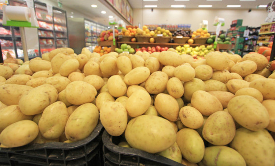 J a batata teve alta semanal de 7,71%, com o preo mdio fechando em R$ 5,13/kg. Em relao ao mesmo perodo do ano passado, o aumento foi de 23,26%, quando custava R$ 4,16/kg.