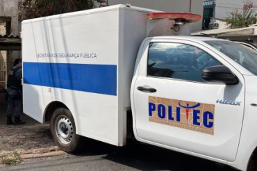 Homem tenta invadir comrcio e morre esmagado por porto
