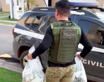 Noventa policiais civis cumpriram, em diversos endereos na Capital, 48 ordens judiciais