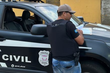 Policial civil em frente a um dos endere�os alvos da opera��o desta quinta