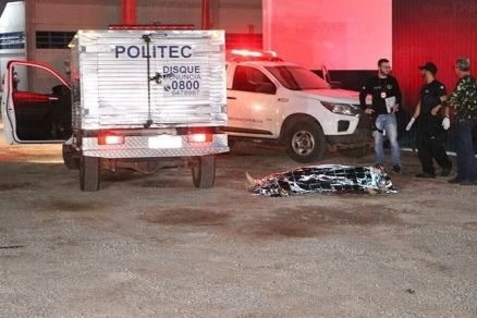 O corpo de Bruno Aparecido Gomes ao lado da viatura da Politec