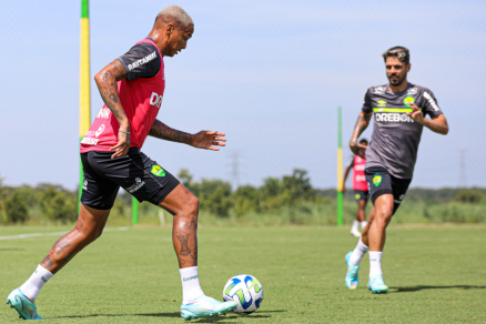 Deyverson durante treinamento no CT do Dourado