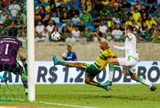 Lance da partida entre Cuiab e Amrica-MG, na Arena Pantanal
