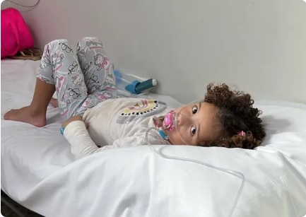 Jennifer Vitria est no 4 grau da doena e enfrenta uma luta diria para alimentar.  Foto: Reproduo