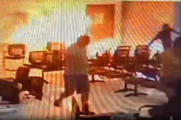 Imagem da cmera de segurana da Prefeitura mostra o momento em que a sala  incendiada