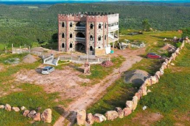 O Castelo da Pedra Furada faz referncia a um fato histrico de Diamantino