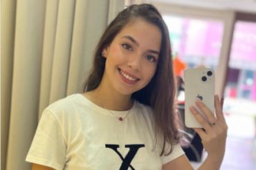 A jovem Julia Quintino, de 21 anos, que morreu aps complicaes de um procedimento esttico