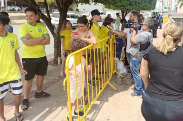 Torcedores em frente ao Hotal Gran Odora, em Cuiab
