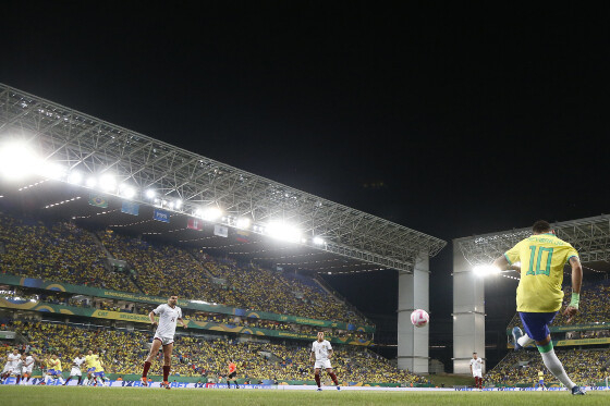 Neymar bate escanteio na Arena Pantanal, na partida do Brasil contra a Venezuela