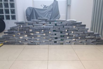 As drogas foram encontradas em fundo um falso no caminho