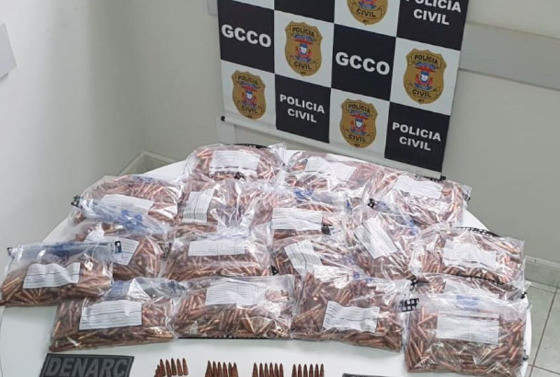 As munies de fuzil estavam acondicionadas em uma mala de viagem, dentro do quarto de casal, em VG