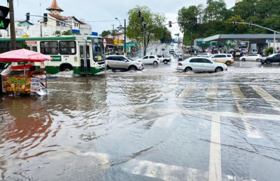 De acordo com o Inmet, esto previstas precipitaes entre 20 e 30 milmetros (mm) por hora ou at 50 mm ao dia
