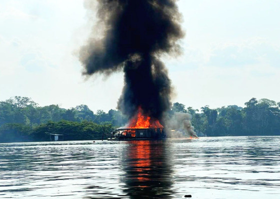 Foram localizadas 20 balsas, operando com dragas (conjunto motor-bomba de recalque), que atuavam fora de reas abrangidas por permisso de lavra