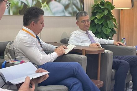 Governador Mauro Mendes se reuniu com o Vice-presidente do Banco da China, Zhang Xinyuan, neste domingo (05.11), em Shanghai