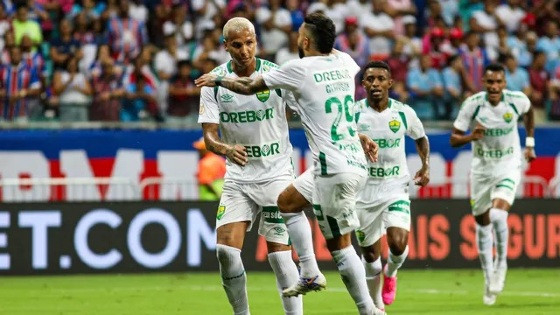 Deyverson comemora o primeiro gol do Cuiab contra o Bahia