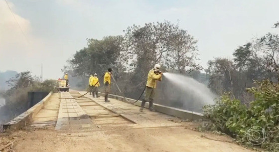 Bombeiros trabalham dia e noite para combater incndios na rodovia Transpantaneira, no Pantanal de MT