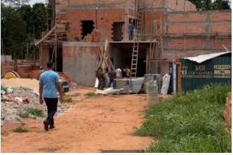 Suspeito trabalhava na obra ao lado da casa das vtimas