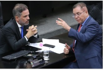 Os deputados Paulo Arajo e Eduardo Botelho