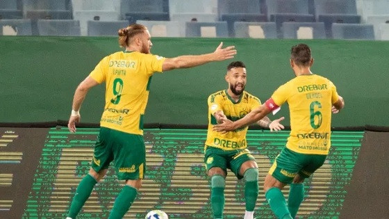 Clayson comemora o primeiro gol do Cuiab contra o Athetico-PR