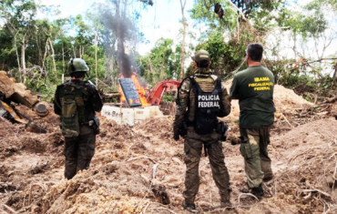 Nessa etapa dos trabalhos de represso e fiscalizao no interior da TI Sarar, foram inutilizadas 17 ps-carregadeiras e 17 motores de dragagem
