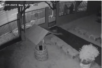 Momento em que vtima corriam de PMs que atiravam de dentro de um carro