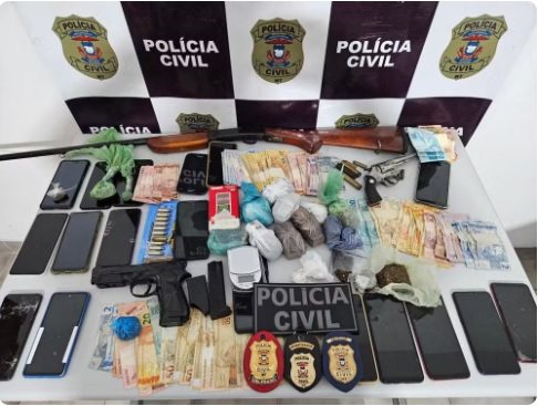 Operao resultou na apreenso de drogas, armas de fogo, aparelhos celulares e dinheiro  Foto: PJC - MT