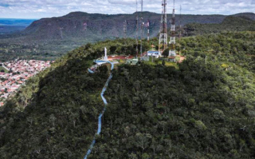 O local tambm  um dos cartes postais da cidade de Barra do Garas, com uma escadaria de 1.204 degraus que d acesso ao Cristo Redentor, trilhas e cachoeiras