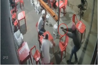 Momento em que suspeito atira contra vtimas