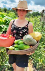 A mato-grossense Dyjeice Carminatti, 24 anos, vem fazendo sucesso como influenciadora digital mostrando a rotina na roa.