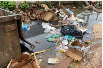 rea fica prxima s barracas e serve como descarte de lixo