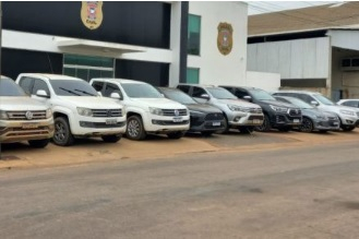 Os veculos apreendidos foram levados para a frente da delegacia