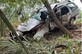 Veculo ficou com frente destruda aps impacto