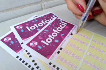 Apostadora marcando n�meros em cartela