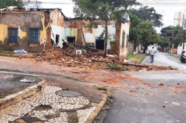 O casaro, que pertenceu  famlia Cuiabano, caiu no domingo, aps chuva intensa na Capital