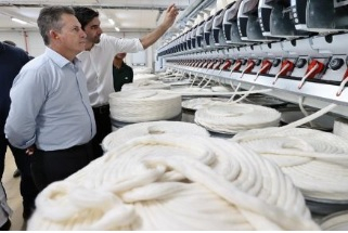 O governador Mauro Mendes visita uma indstria em Mato Grosso