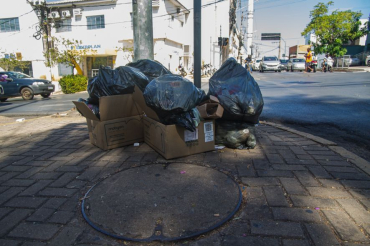 Sacos de lixo amontados em uma calada na regio central de Cuiab