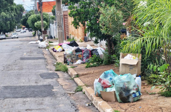 Na Rua Cear, uma das mais movimentadas do bairro CPA 2, h pelo menos 15 dias, a coleta de lixo no  feita