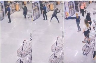 O homem atacou o gerente pelas costas; vtima caiu de imediato