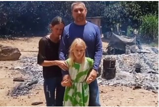 A famlia do produtor Daniel Klitzke e a casa destruda ao fundo