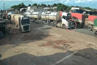 O momento em que a carreta atinge a moto, na Rodovia dos Iimigrantes