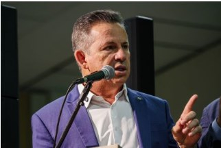 O governador Mauro Mendes discursa durante evento com prefeitos