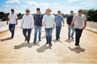 O governador Mauro Mendes e autoridades na ponte sobre o Rio Teles Pires