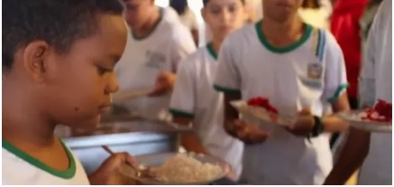 A sobrecarga de trabalho tambm gera atrasos na entrega do caf e do almoo, geralmente, arroz, feijo, carne e salada