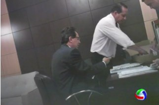 O ex-deputado e atual prefeito de Nobres, Z Domingos (em p) durante flagra de vdeo do mensalinho