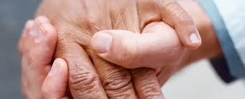 Muitos idosos vivem sozinhos em casa no fim de suas vidas