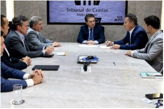 Na imagem, o governador Mauro Mendes, junto ao presidente do TCE, Srgio Ricardo, dentre outras autoridades