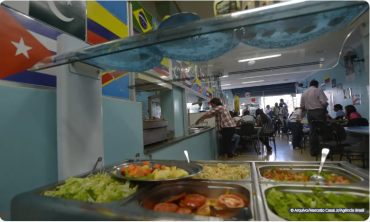 Restaurantes e bares podem investir em menus especiais para a data, pacotes promocionais para famlias e reservas antecipadas