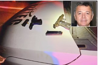 As armas que teriam sido plantadas pelos PMs aps o confronto. A pistola preta, uma Glock G17, foi utilizada para assassinar Renato Nery (detalhe)