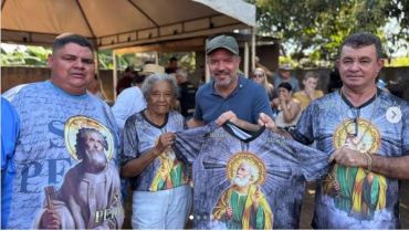 Vereador Andrey Oliveira, Coordenadora da Festa, Deputado Paulo Ara�jo e Prefeito Mariano Gomes.